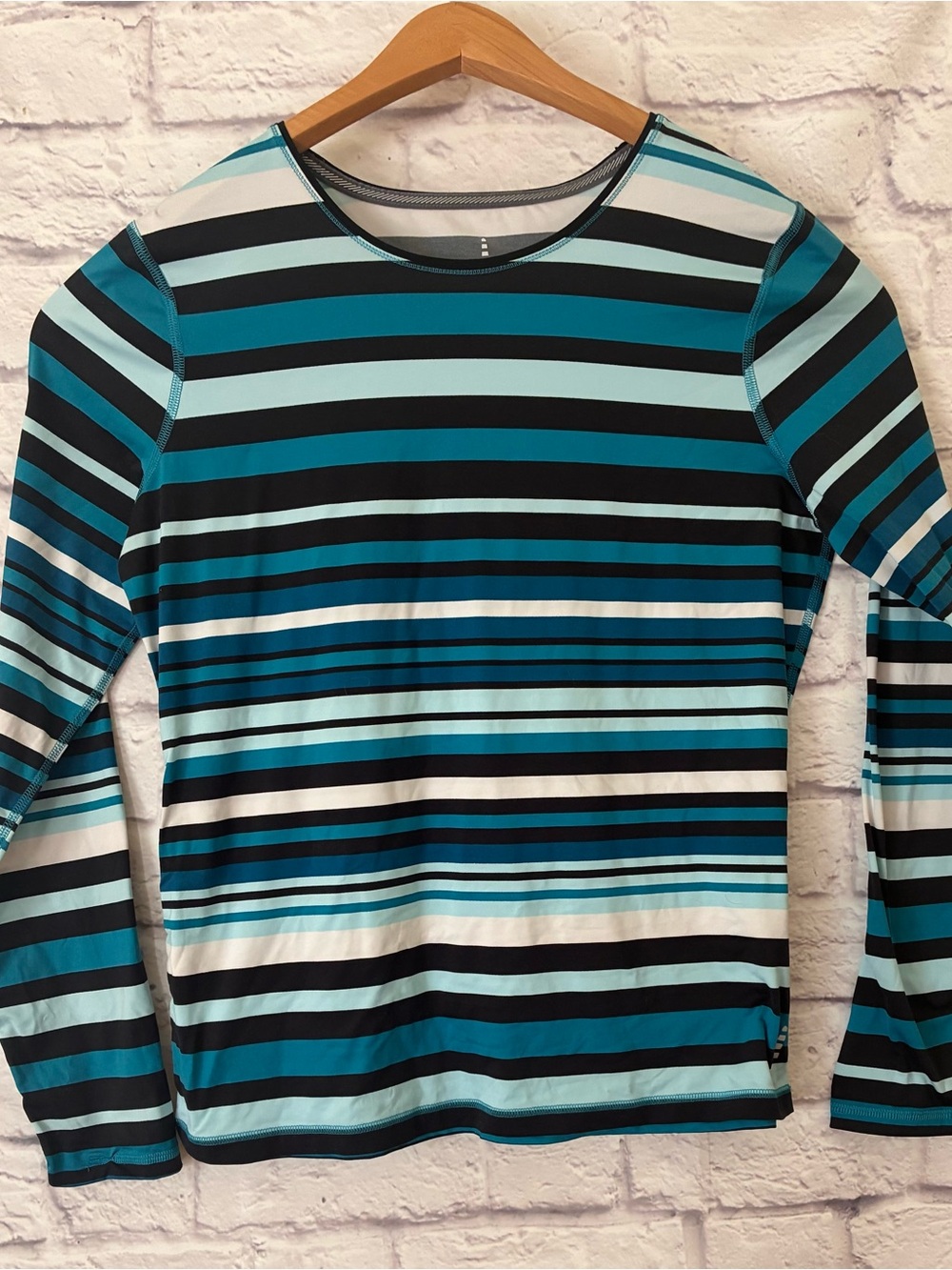Land’s End Women’s Striped Long-Sleeve Crew Neck Rash Guard Swim Top - Medium